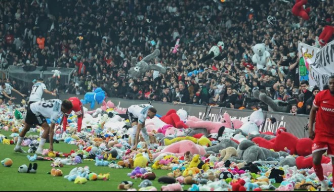 Σεισμός: «Κυβέρνηση, παραιτήσου!», φωνάζουν στα γήπεδα της Τουρκίας