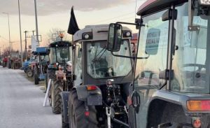 Λάρισα: Συλλαλητήριο με τρακτέρ και αγροτικά από το μπλόκο Τυρνάβου