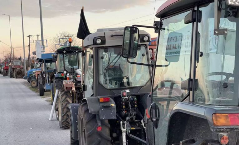 Γάλα και ζωοτροφές πέταξαν οι αγρότες στο κέντρο της Λαμίας