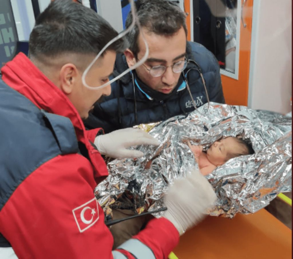 Σεισμός στην Τουρκία: Διασώθηκε βρέφος 10 ημερών μαζί με τη μητέρα του