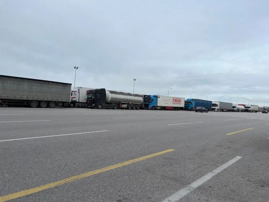 Κακοκαιρία «Μπάρμπαρα»: Ουρές χιλιομέτρων από φορτηγά στα διόδια των Μαλγάρων | tanea.gr