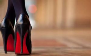 Νεαρός κατήγγειλε ότι έπεσε θύμα βιασμού από τραβεστί