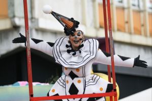 Γέμισαν μέχρι και τα περίχωρα στους top προορισμούς για το καρναβάλι