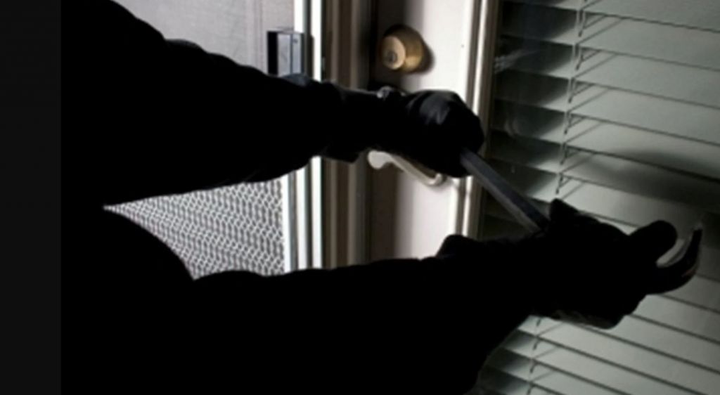 Ληστές εισέβαλαν σε σπίτι και απείλησαν με μαχαίρι ηλικιωμένη