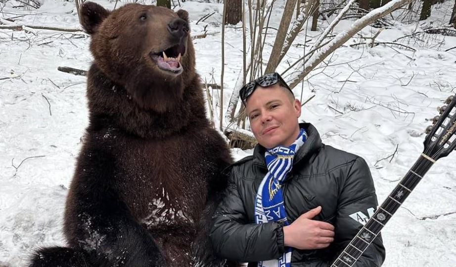 Παραγγελιές σε… αρκούδα παίζει Έλληνας μπουζουκτσής και γίνεται viral