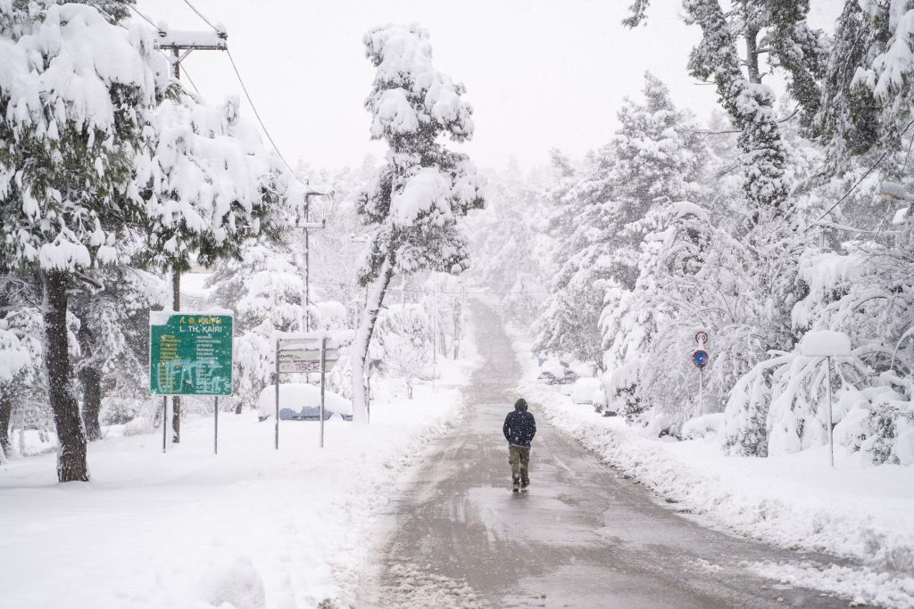 Χιόνια στην Αττική – Πού το έστρωσε, οι προβλέψεις για τη νύχτα | tanea.gr