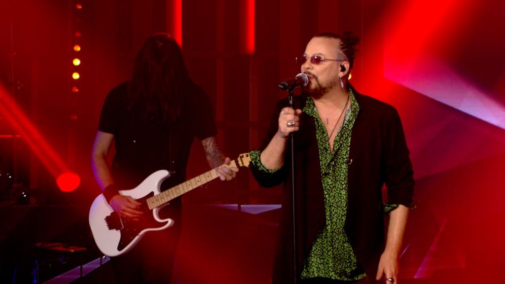 «Το παλιό μου παλτό»: Η ιστορία του τραγουδιού που θα ακούσουμε απόψε στο «Σπίτι με το MEGA»