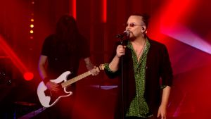 «Το παλιό μου παλτό»: Η ιστορία του τραγουδιού που θα ακούσουμε απόψε στο «Σπίτι με το MEGA»