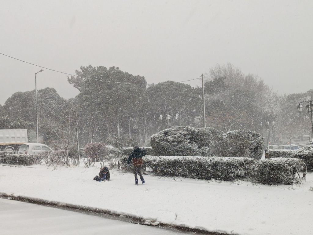Χιόνι στην Αθήνα: Η «Μπάρμπαρα» σφυροκοπά τη χώρα – Ποιες περιοχές έχουν ντυθεί στα λευκά