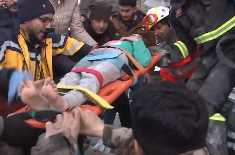 Σεισμός στην Τούρκια: Καρέ - καρέ η διάσωση εξάχρονης από την ΕΜΑΚ | tanea.gr