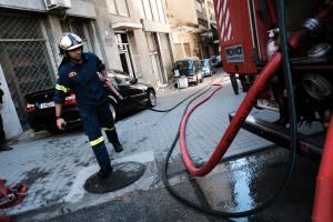 Φωτιά σε διαμέρισμα στο Ίλιον – Με εγκαύματα δύο παιδιά