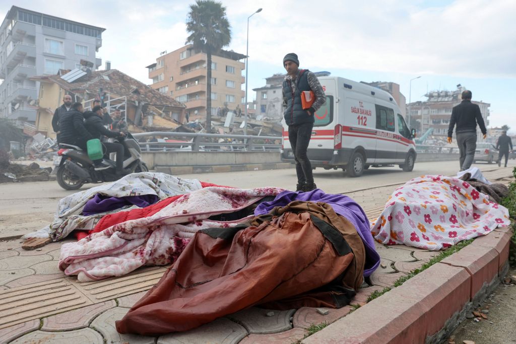 Γεμάτοι πτώματα οι δρόμοι της Τουρκίας – Άνισος αγώνας για τον εντοπισμό επιζώντων | tanea.gr