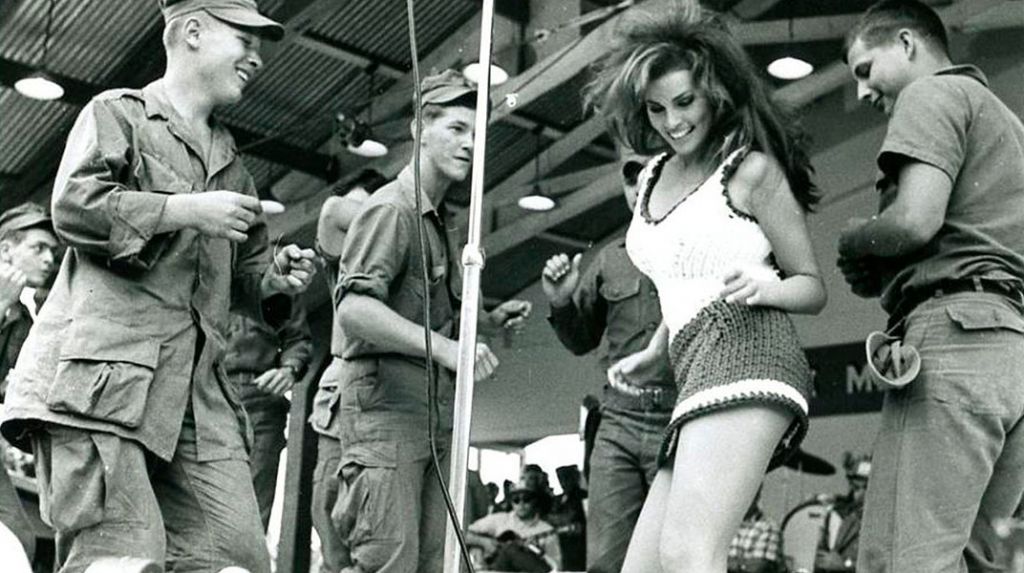 Οταν 65.000 στρατιώτες ζητωκραύγασαν για το sex symbol Raquel Welch