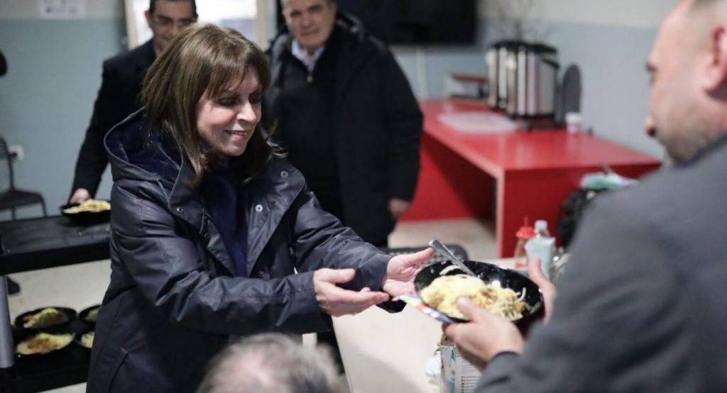 Η Κατερίνα Σακελλαροπούλου μοίρασε γεύματα σε άστεγους στο λιμάνι του Πειραιά