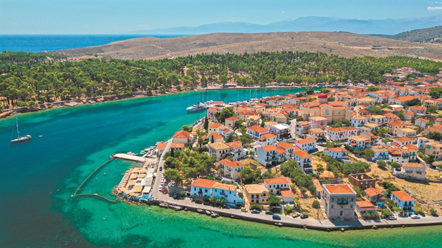 Τραπεζάκια έξω, ψαροφαγία και πολύχρωμα κασκόλ…