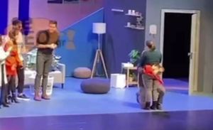 Τύφλα να ‘χει ο Σχοινάς – Πρόταση γάμου σε θέατρο με απρόσμενα αποτελέσματα