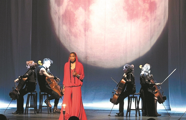 Η Imany με 8 τσέλα επί σκηνής