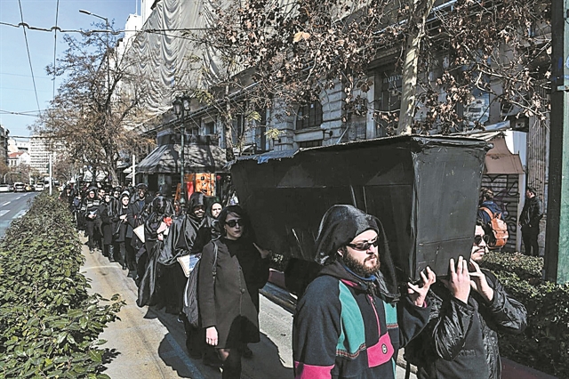 Κανένας γάμος και μία κηδεία