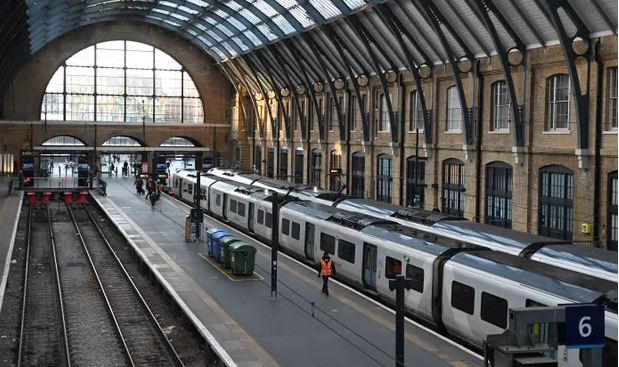 Βρετανία: Προβλήματα στα δρομολόγια τρένων από την απεργία στον σιδηροδρόμο