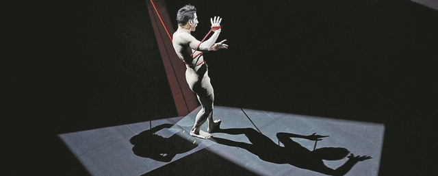 «Ανάμεσα σε πρόζα και σε ποίηση»