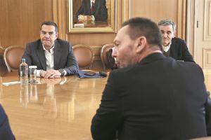 Καρέ καρέ η συνάντηση πίσω από τις κλειστές πόρτες