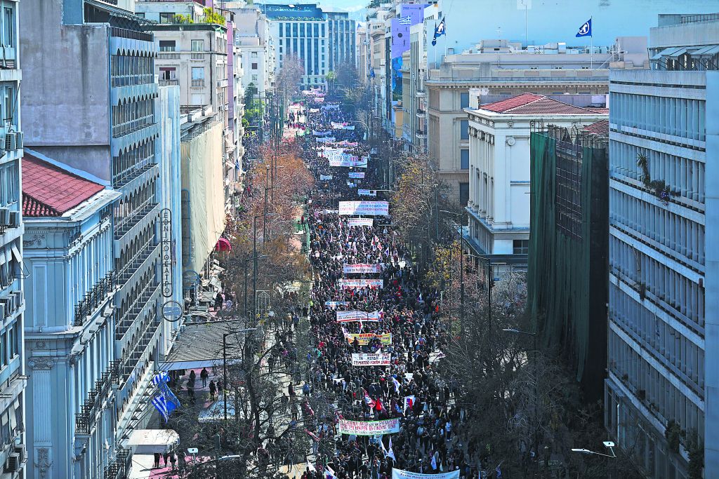 Τι αλλάζει στο εκλογικό σκηνικό μετά την τραγωδία στα Τέμπη