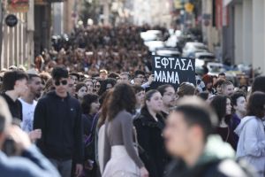 Τέμπη: Βούλιαξε το Σύνταγμα από χιλιάδες πολίτες που ζήτησαν σεβασμό στην αλήθεια και στα θύματα της τραγωδίας