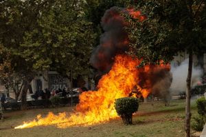 Επίθεση με μολότοφ στα ΜΑΤ στο Γουδή