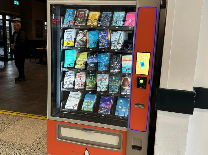 Αυτόματος πωλητής βιβλίων λειτουργεί σε κεντρικό σταθμό τρένων στη Βρετανία