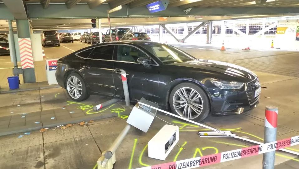Γερμανία: Aνδρας έριξε το αυτοκίνητό του πάνω σε πλήθος σε αεροδρόμιο