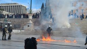 Επεισόδια με χημικά στη συγκέντρωση για τα Τέμπη σε Σύνταγμα και Προπύλαια