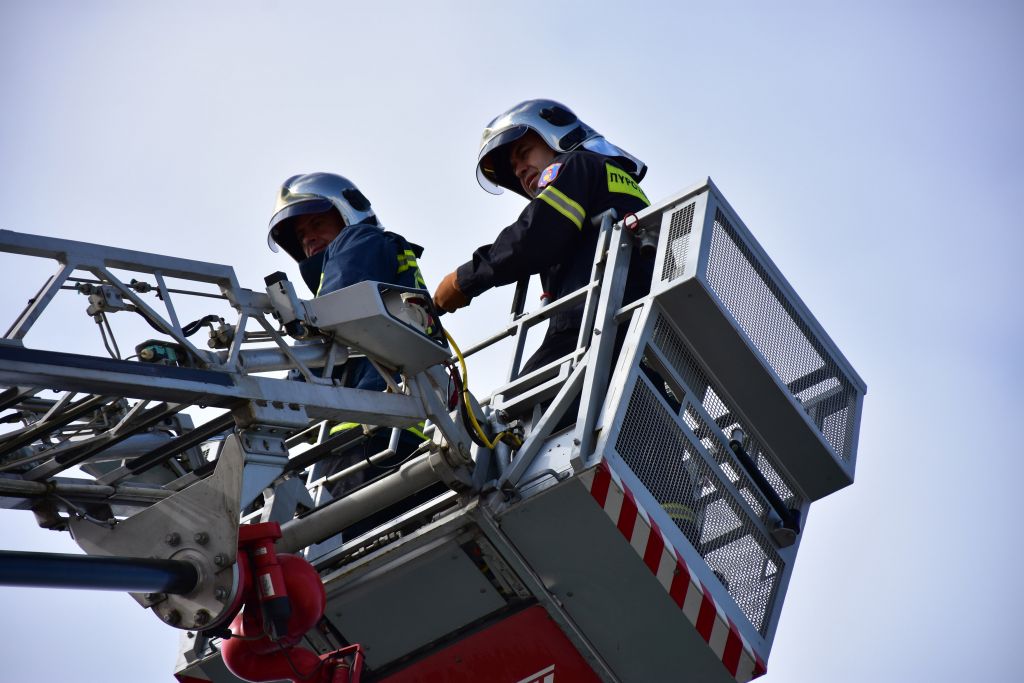 Γυναίκα απειλεί να πέσει από ταράτσα πολυκατοικίας