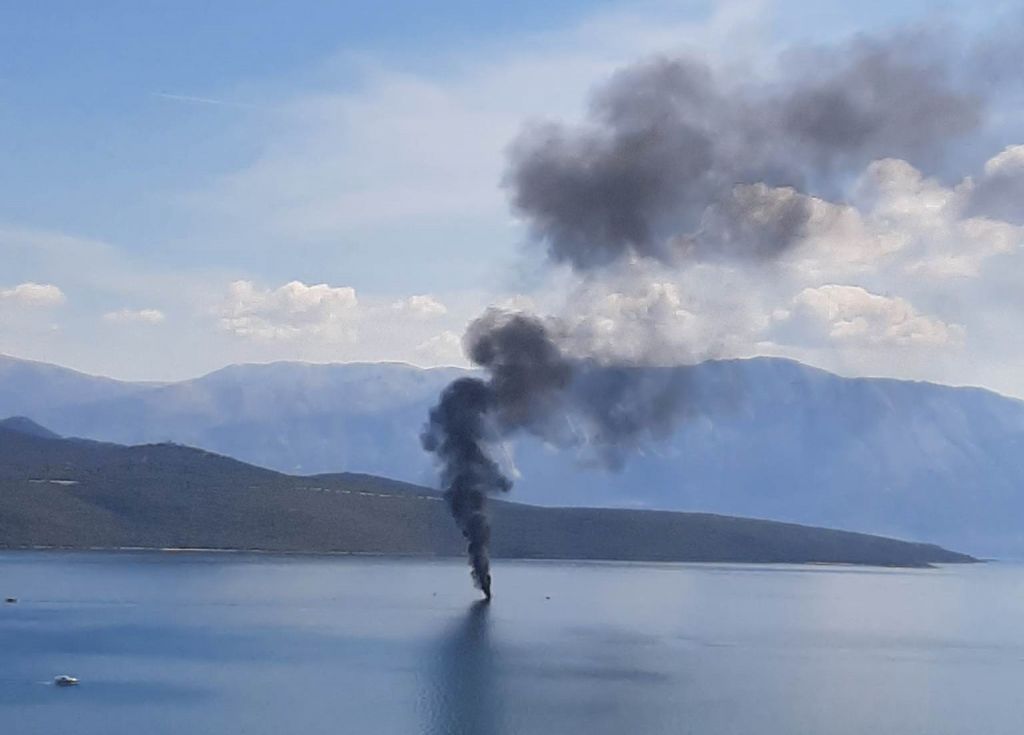 Φωτιά σε θαλαμηγό ανοιχτά της Νικιάνας στη Λευκάδα | tanea.gr
