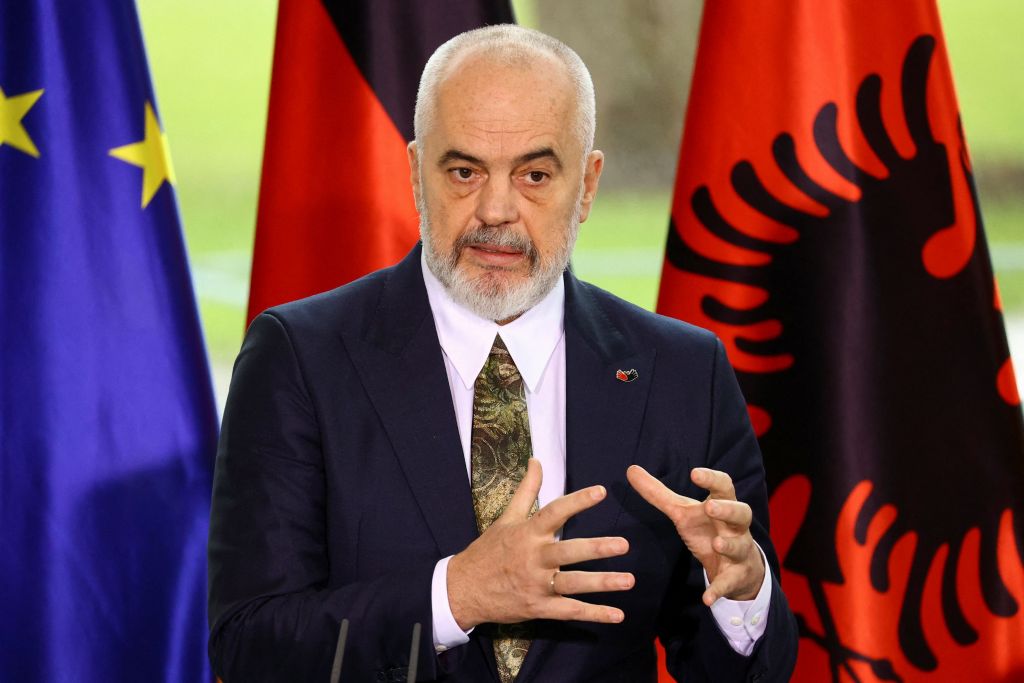 Η Αλβανία αγωνίζεται να περιορίσει τις εγκληματικές συμμορίες