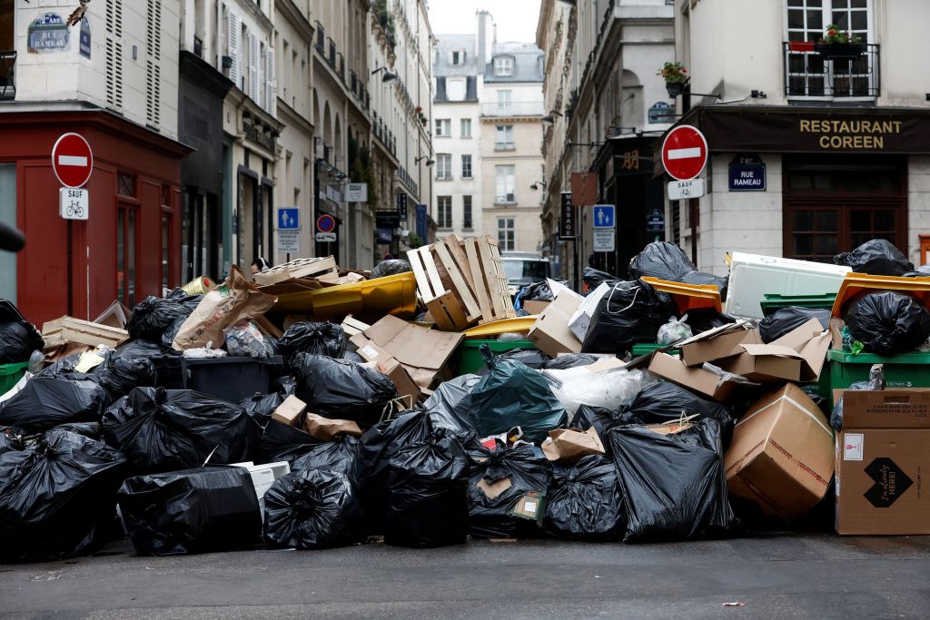 Δέκα χιλιάδες τόνοι σκουπιδιών έχουν «πνίξει» το Παρίσι
