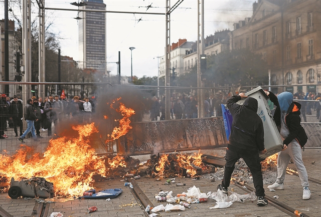 Πύρρειος νίκη για τον Εμανουέλ Μακρόν