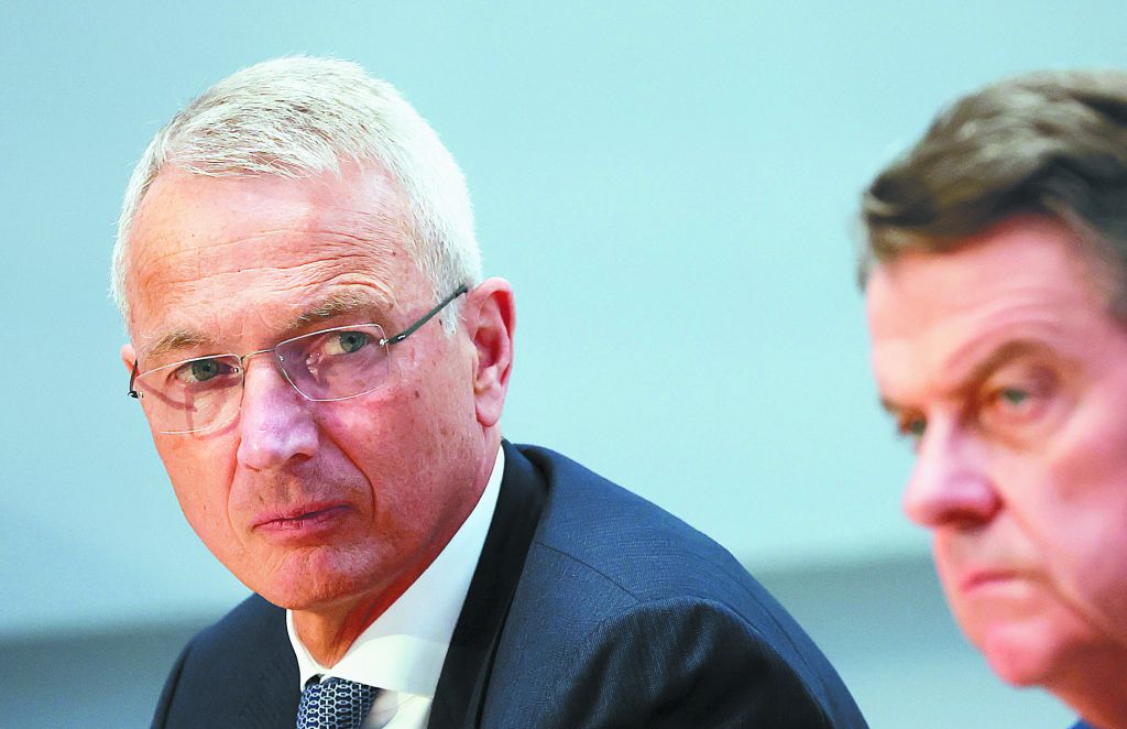 Με κρατική παρέμβαση πωλείται στη UBS έναντι €3 δισ.