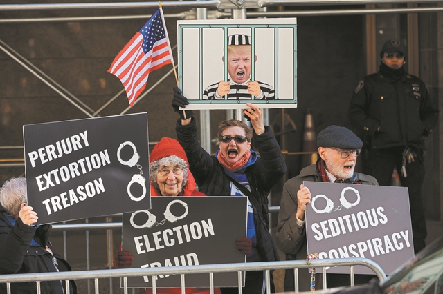 Δύσκολα θα δούμε με χειροπέδες τον Τραμπ