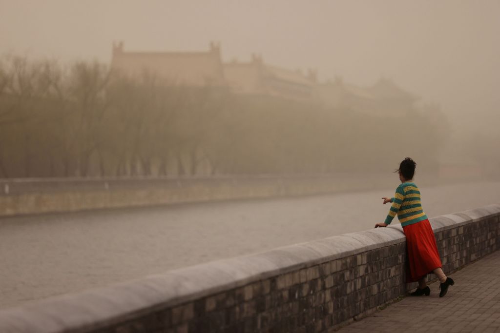 Σφοδρή αμμοθύελλα πλήττει την Κίνα – Προειδοποίηση στον κόσμο να κάτσει μέσα