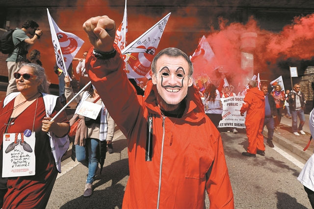 Μαίνεται η μάχη στους δρόμους της Γαλλίας