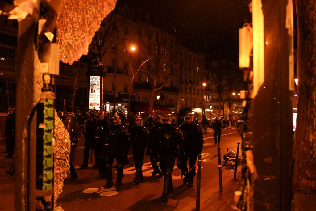 Η Γαλλία φλέγεται: Αστυνομία και εκατομμύρια πολίτες συγκρούονται στους δρόμους | tanea.gr