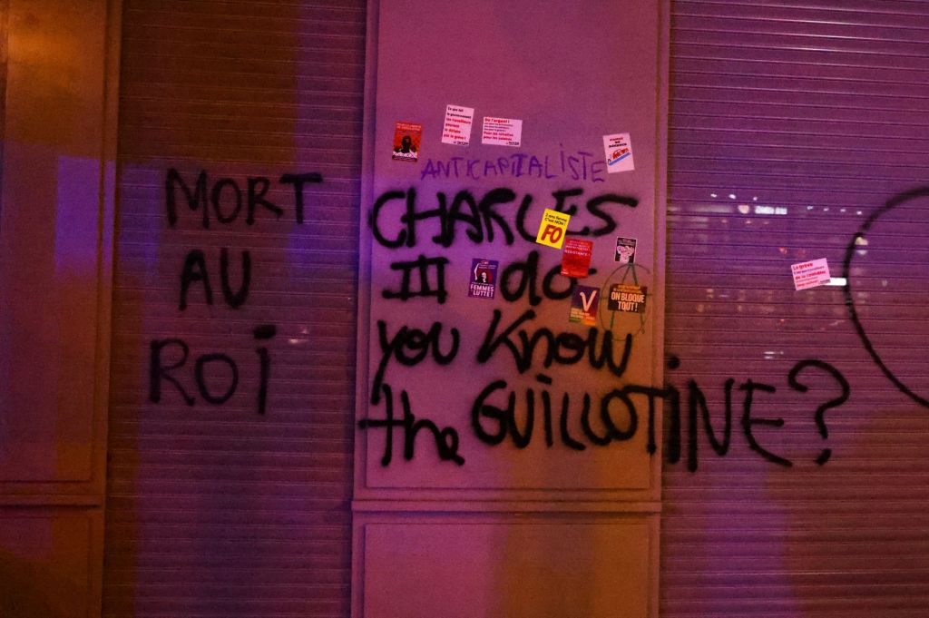 Γαλλία: Εξοργισμένοι οι πολίτες με τον Μακρόν – Μαζικές κινητοποιήσεις και επεισόδια σε Παρίσι και μεγάλες πόλεις