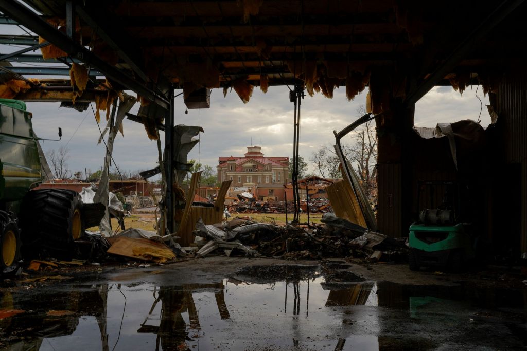 Συγκλονιστικά βίντεο από τη στιγμή που ο ανεμοστρόβιλος χτυπάει σχολείο στο Μισισίπι
