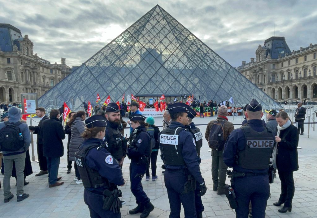 Διαδηλώσεις στη Γαλλία: Απεργοί απέκλεισαν το Λούβρο