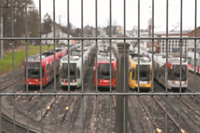 Παρέλυσε τις μεταφορές η απεργία στη Γερμανία