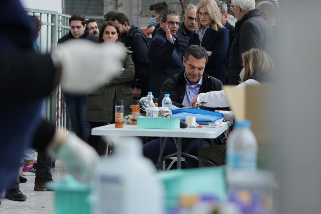 Με συγγενείς θυμάτων στη Λάρισα ο Αλέξης Τσίπρας – Έδωσε αίμα για τους τραυματίες