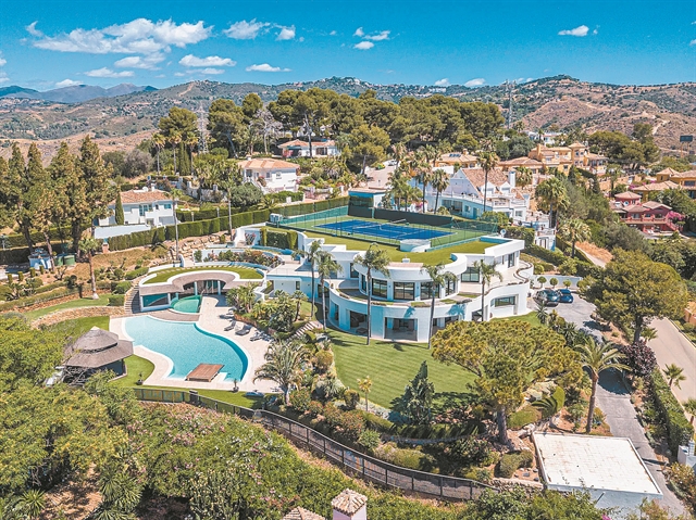 Ξεπουλούν στο Χόλιγουντ λόγω του νέου «φόρου για επαύλεις»