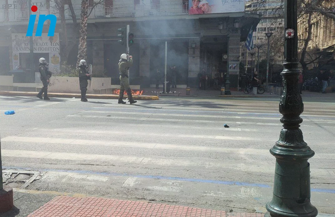 Επεισόδια στο Σύνταγμα μετά τη συγκέντρωση για την τραγωδία στα Τέμπη