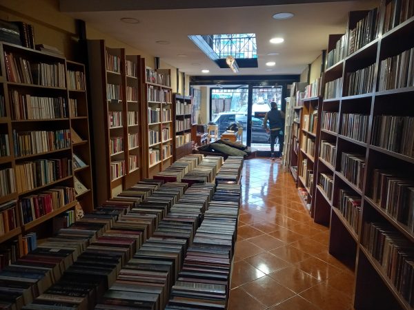 Το Παλαιοβιβλιοπωλείο των Αστέγων βρήκε νέα στέγη στο Παγκράτι