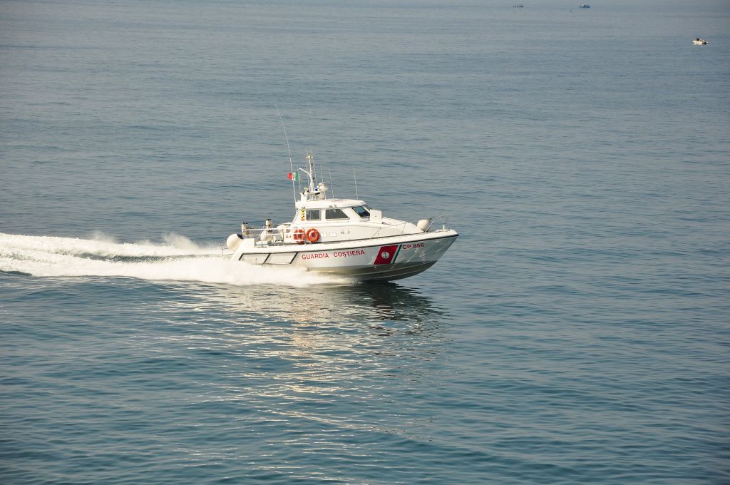 Ιταλία: Εκατοντάδες μετανάστες περιμένουν να διασωθούν ανοιχτά της Σικελίας